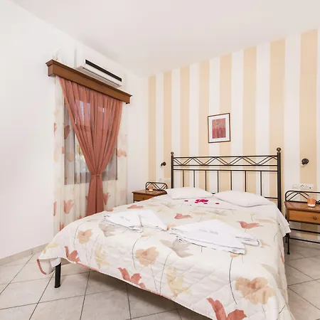 Voula 4* Perissa (Santorini)
