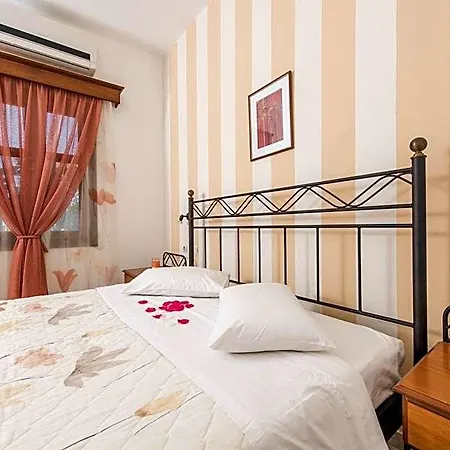 Voula Apart Otel Perissa (Santorini)