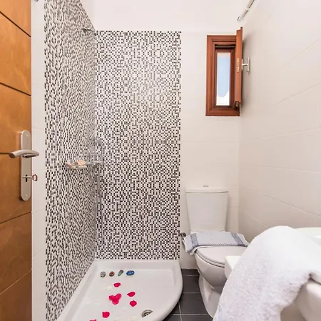Voula 4* Perissa (Santorini)