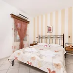 Voula 4* Perissa (Santorini)